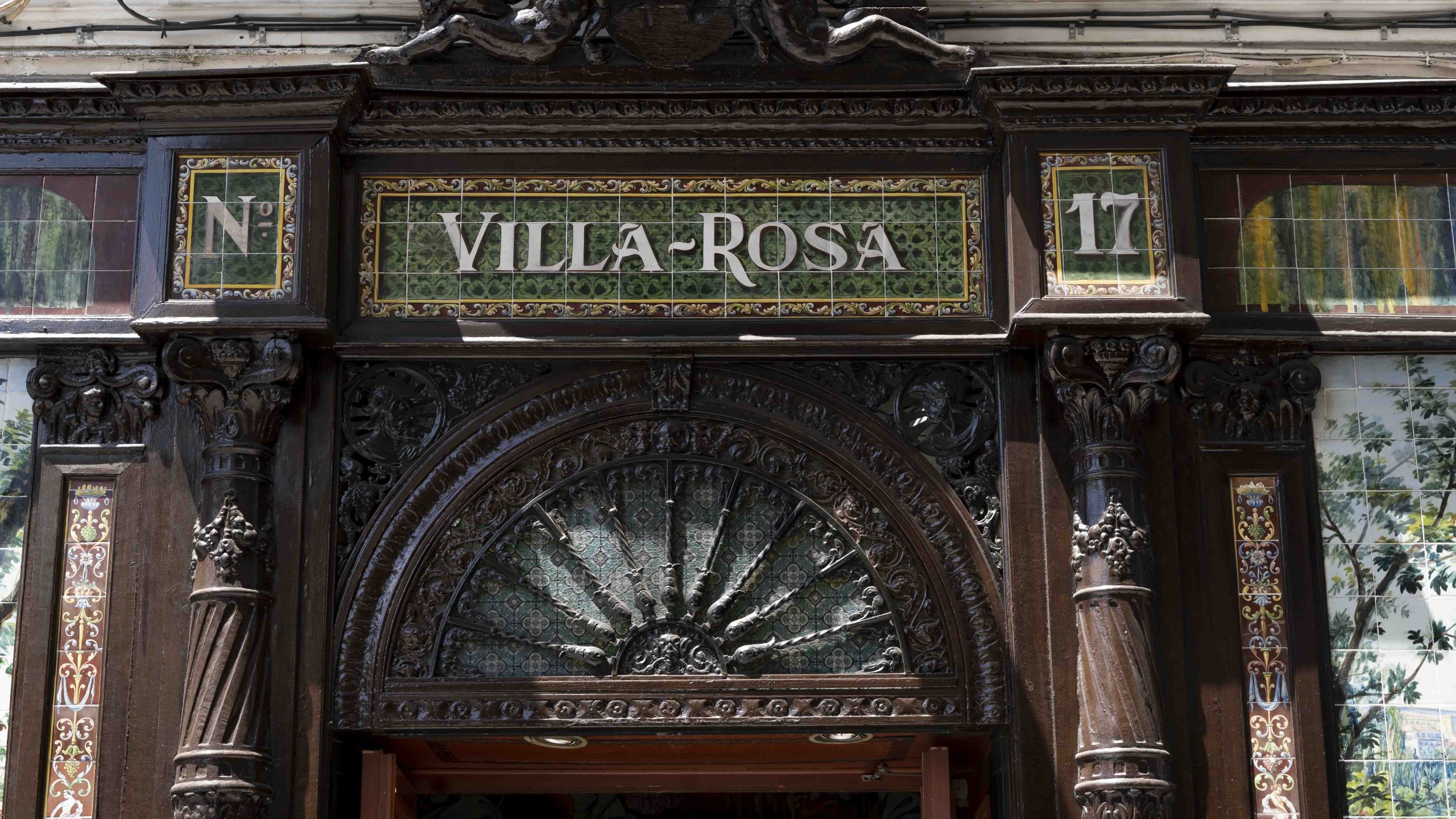 mosaico de azulejos en la fachada Villa Rosa