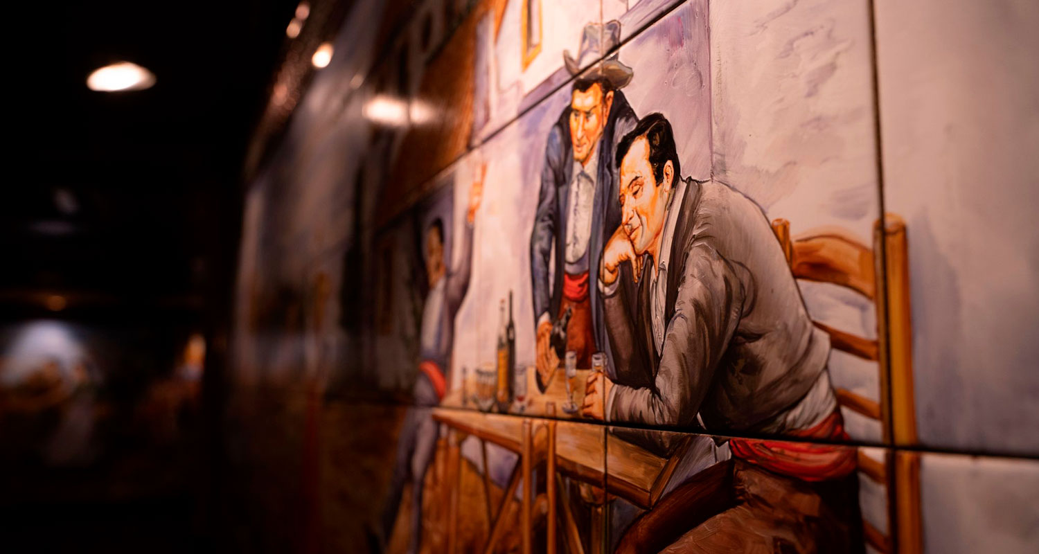 Mural en azulejos con hombres veviendo