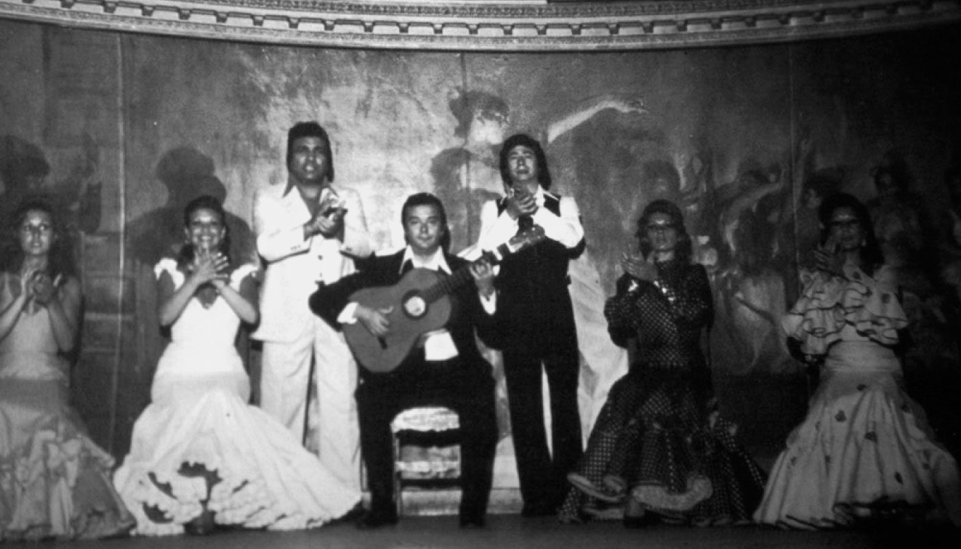Musicos flamencos tocando sobre el escenario blanco y negro