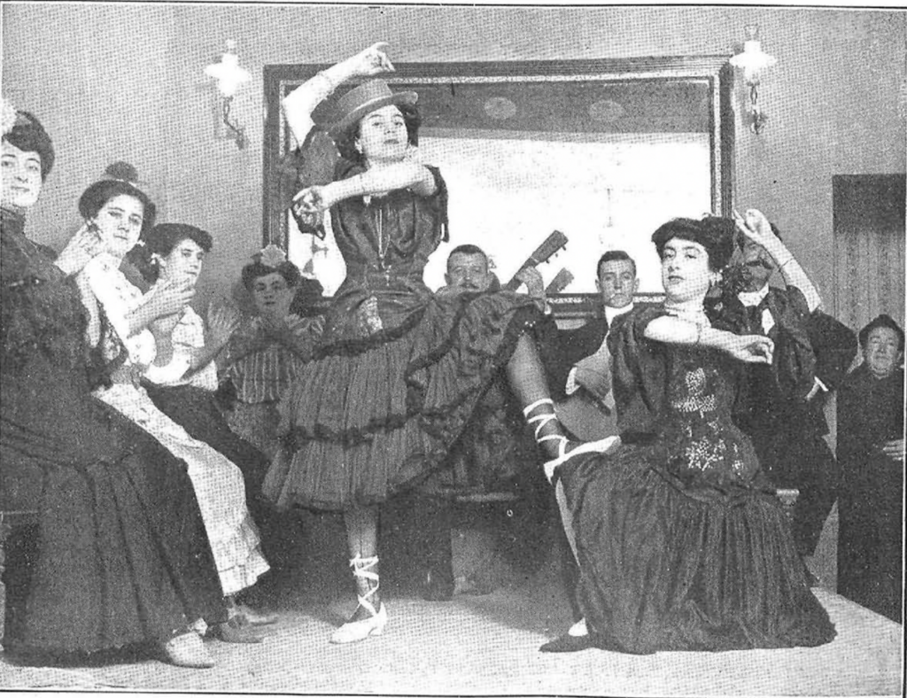 Mujer flamenca en un tablado
