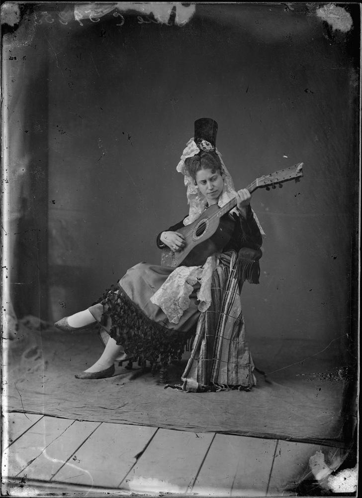 Flamenco woman playing the guitar