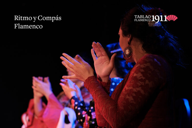 Artistas haciendo compas en el escenario de Tablao 1911