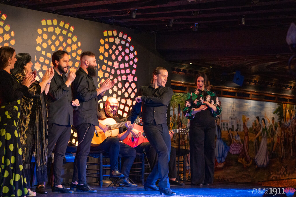 Gutiarra, Bailaor y Cantaor en el escenario de Tablao Flamenco 1911
