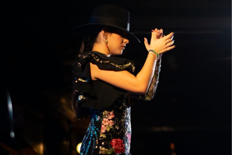 Claudia de Utrera bailando en el escenario del Tablao Flamenco 1911
