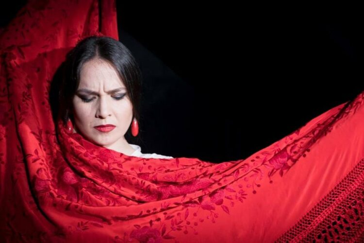 Paula Rodríguez Lázaro posando con un Mantón de Manila