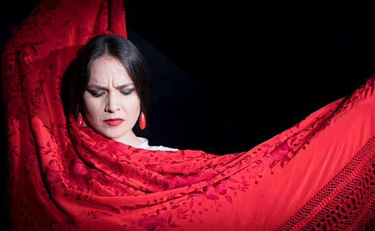 フラメンコ ドレス 花柄 ロング　Yolanda　Moda　Flamenca製 パウラ・ロドリゲス・ラサロが語るマニラのマントンの秘密 - Tablao
