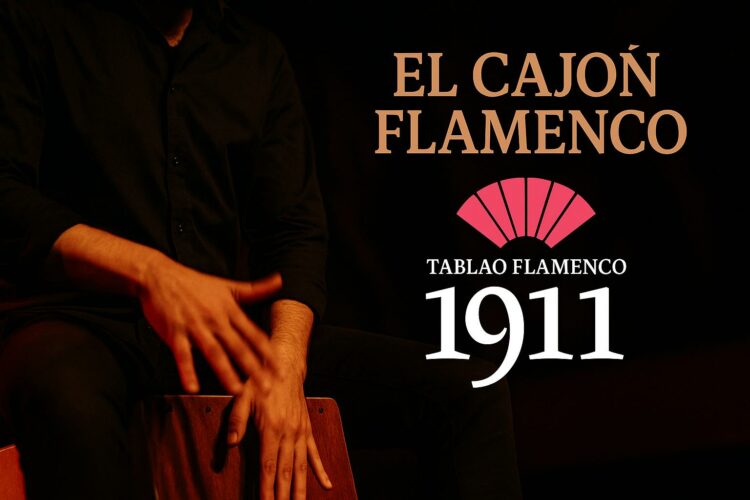 Percusionista flamenco tocando el cajón en el Tablao Flamenco 1911 bajo una cálida iluminación escénica, con el logo y el título 'El Cajón Flamenco'