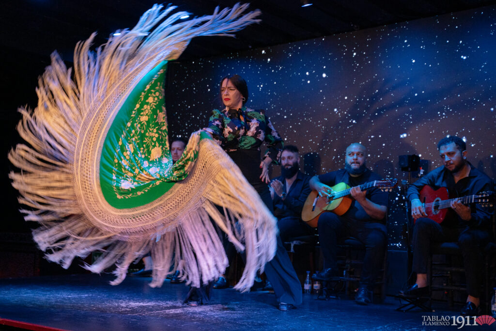 Paula Rodríguez Lázaro con el Mantón de Manila en el escenario de Tablao Flamenco 1911
