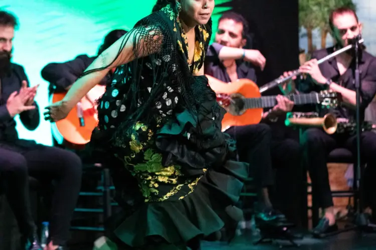 María Moreno, bailaora flamenca de Cádiz, bailando en el escenario de Tablao Flamenco 1911