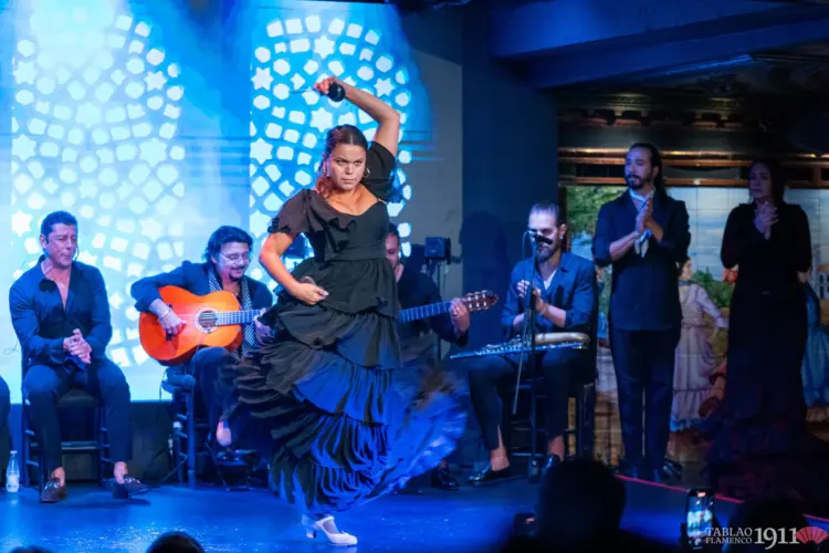 María Moreno sobre las tablas del Tablao Flamenco 1911