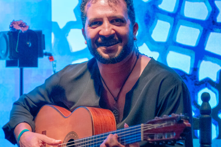 Ricardo Vázquez con su guitarra sobre el escenario de Tablao Flamenco 1911.