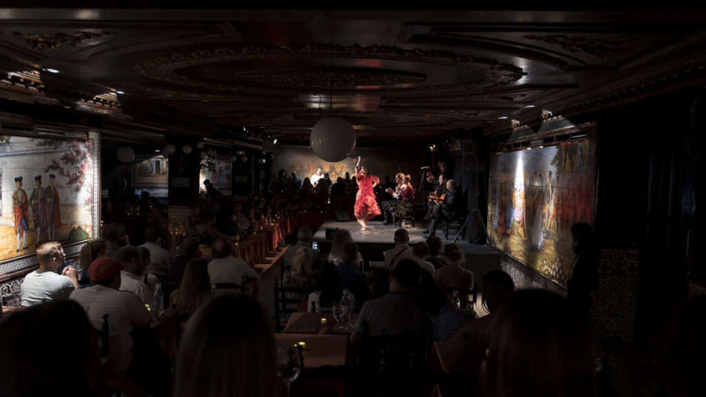 Público entusiasmado con la actuación de una bailaora en Tablao Flamenco 1911 