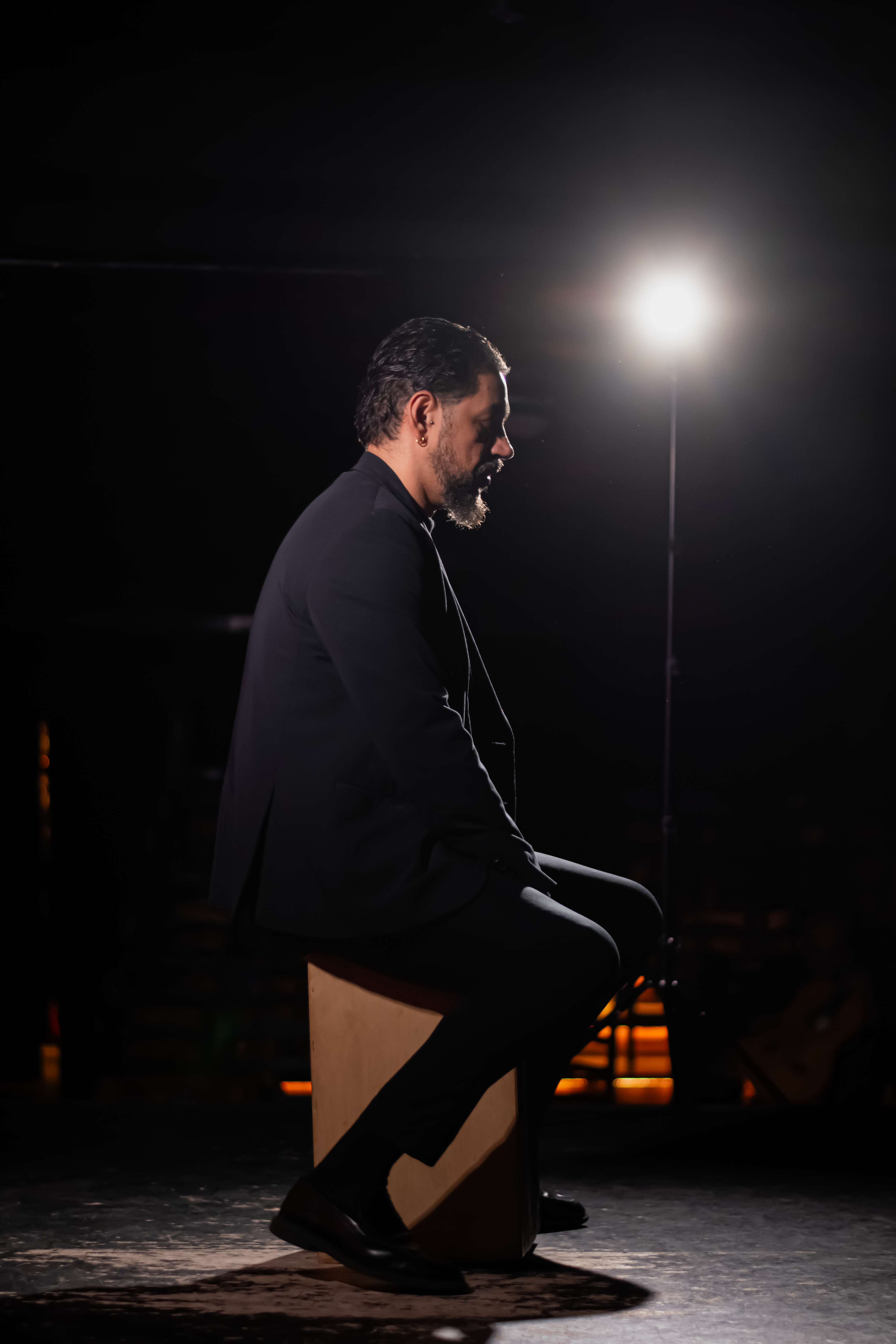 Luky Losada tocando el cajón sobre el escenario de Tablao Flamenco 1911
