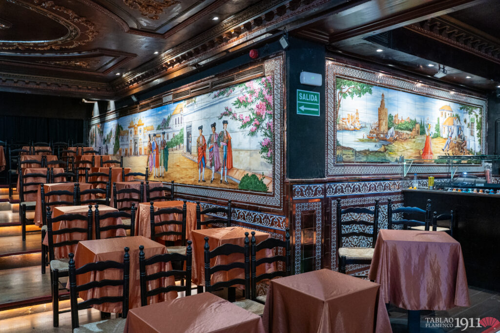 Salón principal del Tablao Flamenco 1911, envuelto en sus históricos azulejos neomudéjares.