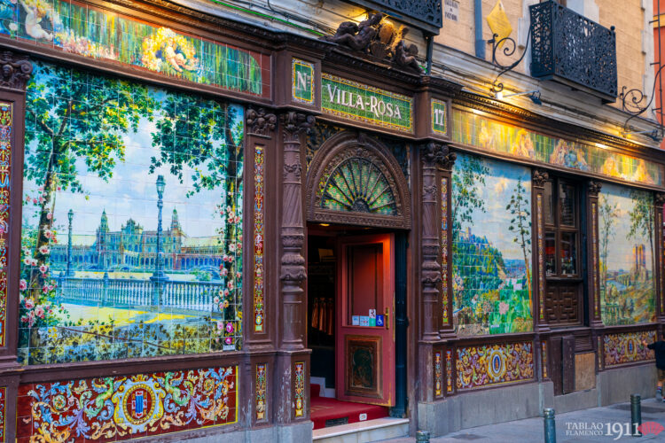 Entrada principal del Tablao Flamenco 1911 con los azulejos de cerámica en la fachada
