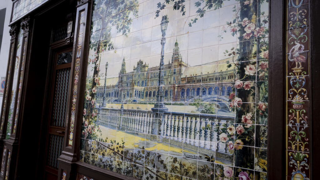 Detalle del panel de azulejos del maestro ceramista Alfonso Romero de Torres en Tablao Flamenco 1911
