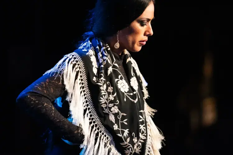 La bailaora Belén López con mantón de Manila durante su actuación en el Tablao Flamenco 1911.
