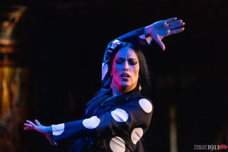 La bailaora Belén López en pleno braceo durante su actuación de flamenco en el Tablao Flamenco 1911.