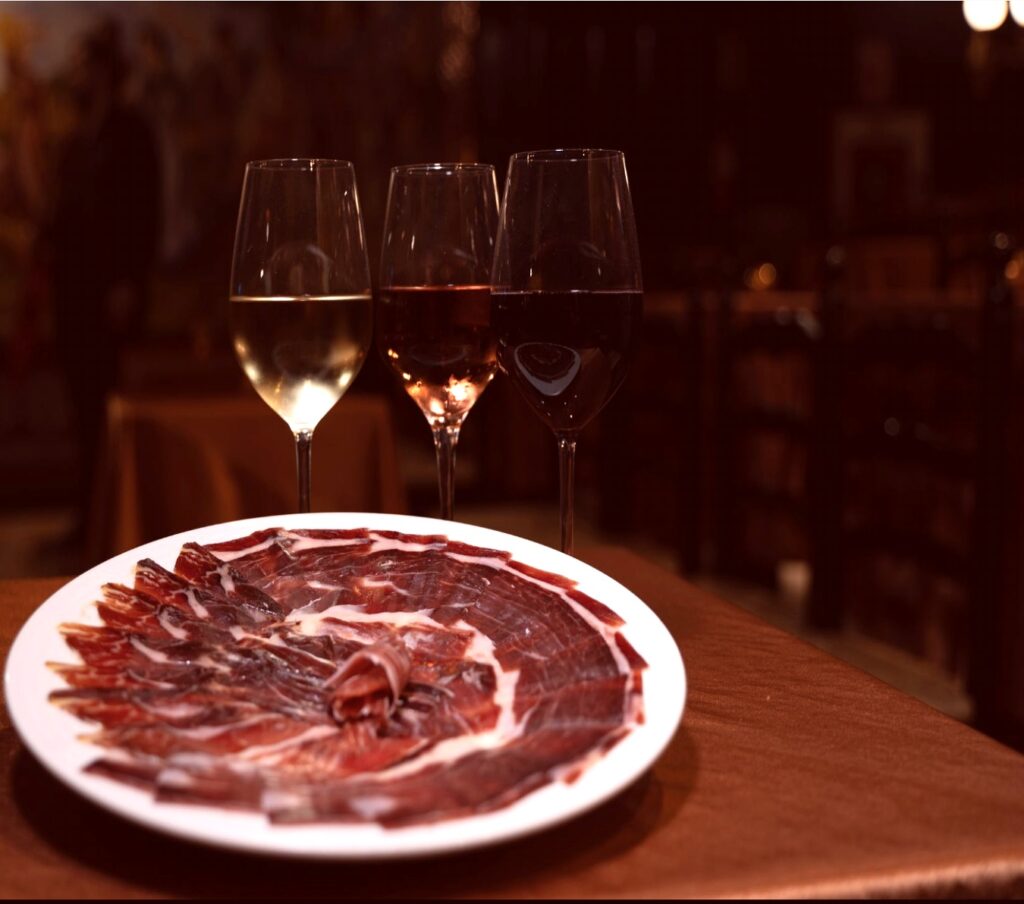 Jamón y Copa de Vino, perfecto para apreciar un show Flamenco en Tablao 1911