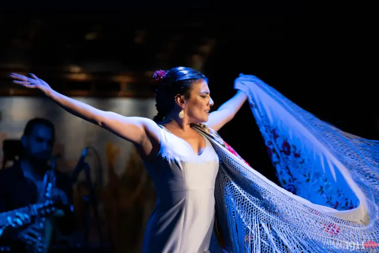 Lisi Sfair bailando en el escenario de Tablao Flamenco 1911