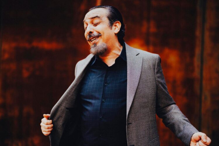 Antonio Vargas Potito canta en el escenario de Tablao Flamenco 1911