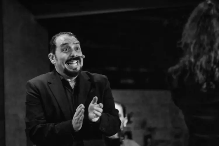 Cantaor flamenco interpretando una soleá en el Tablao Flamenco 1911, capturando la jondura y el sentimiento profundo característico de este palo.