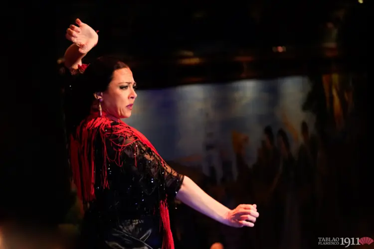 La bailaora gaditana Auxi Fernández bailando sobre las tablas del escenario del Tablao Flamenco 1911.