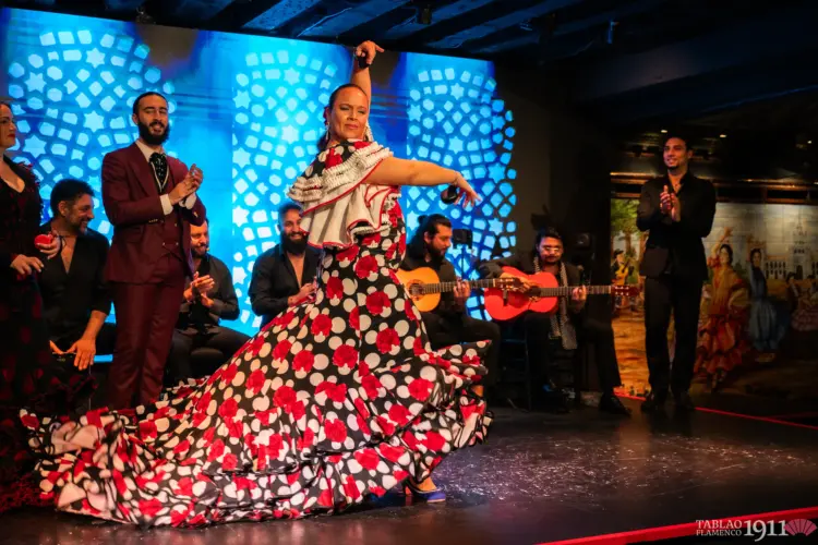 Claudia Cruz bailando unas alegrías de Cádiz en el escenario de Tablao Flamenco 1911
