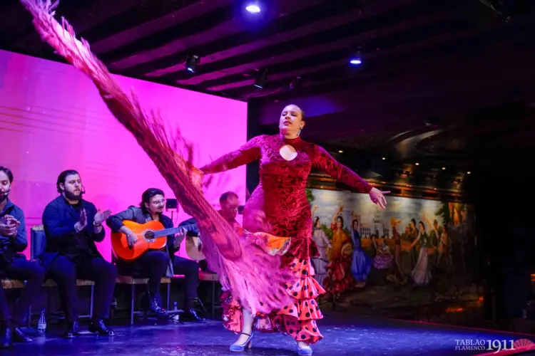Claudia Cruz che balla rumba flamenca sul palco del Tablao Flamenco 1911 Madrid
