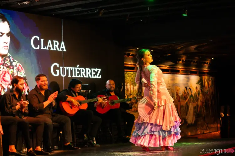 Clara Gutiérrez sobre el escenario de Tablao Flamenco 1911