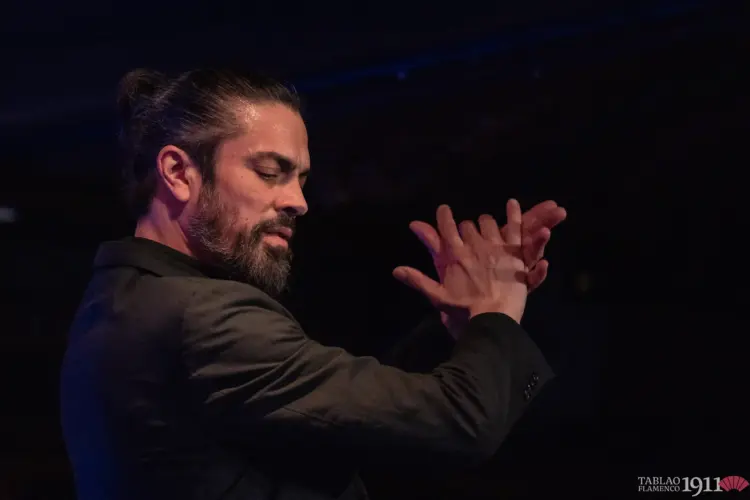 El bailaor Isaac de los Reyes en pleno braceo durante su actuación en el Tablao Flamenco 1911.