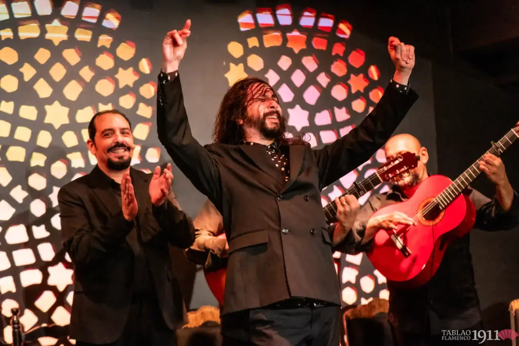 Bailaor con los brazos en alto en el fin de fiesta por bulerías del Tablao Flamenco 1911.