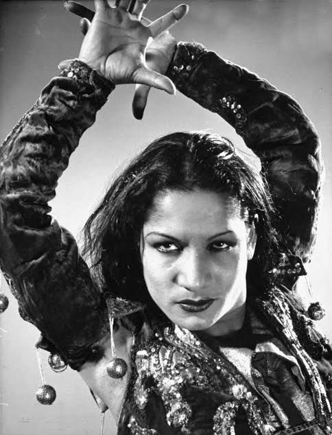 La ballerina Carmen Amaya con le braccia alzate in un ritratto di studio.