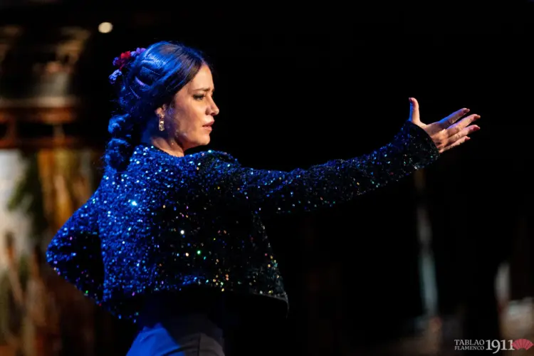 La bailaora Carmen Young en pleno braceo durante su actuación en el Tablao Flamenco 1911.