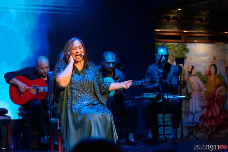 Cantaora interpretando cante flamenco en directo, con guitarra, en el Tablao Flamenco 1911.