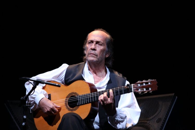 El guitarrista Paco de Lucía tocando la guitarra flamenca durante un concierto.