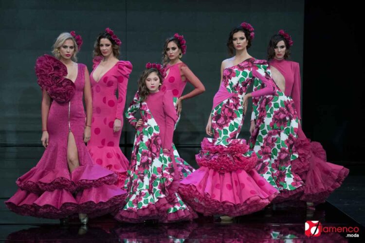 Fotografía de flamenco moda, 5 mujeres posando con Trajes de Flamenca o Trajes de feria