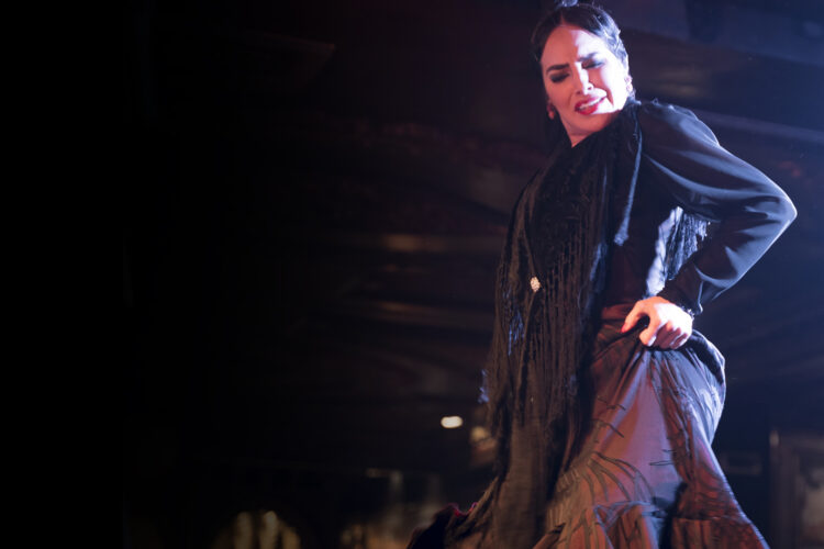 La bailaora Illeana Gómez bailando con mantón durante su actuación en el Tablao Flamenco 1911.
